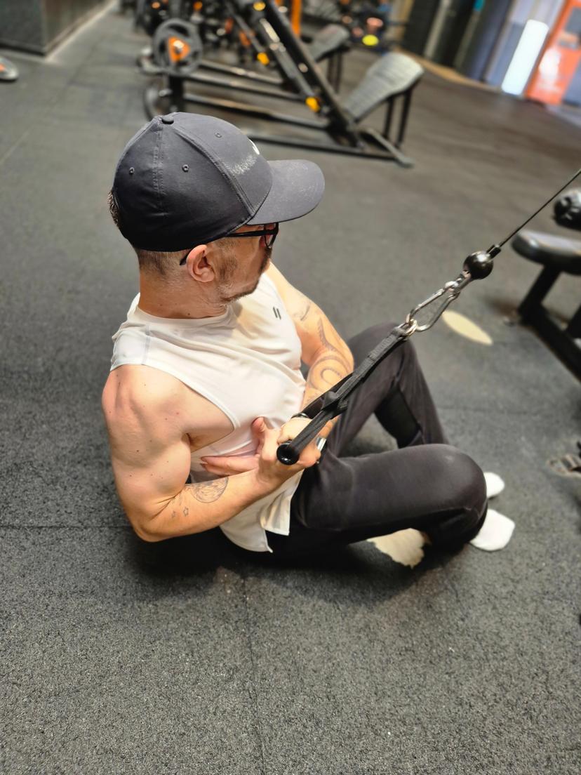 Coach et client dans la salle de sport